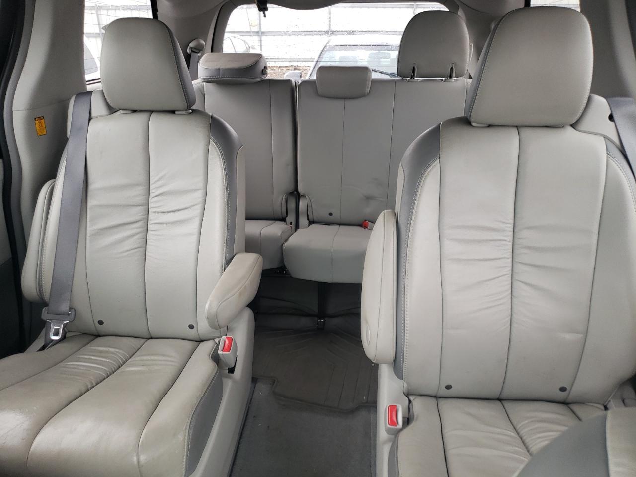 5TDDK3DC3BS027517 2011 Toyota Sienna Xle