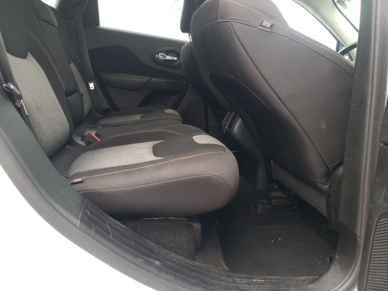 1C4PJLAB2FW657126 2015 Jeep Cherokee Sport