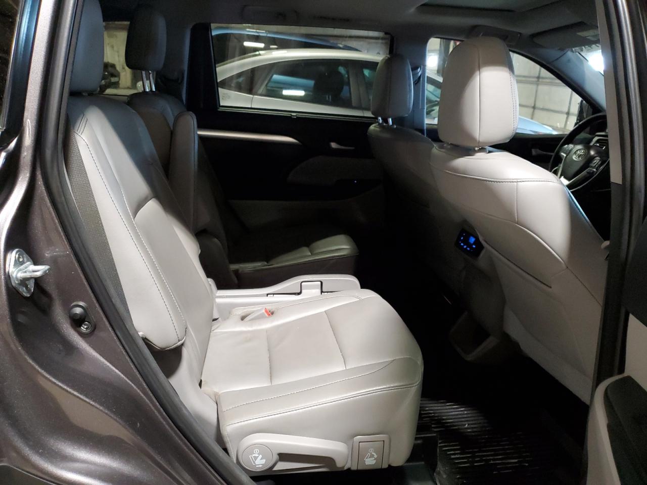 5TDJZRFH5HS405520 2017 Toyota Highlander Se