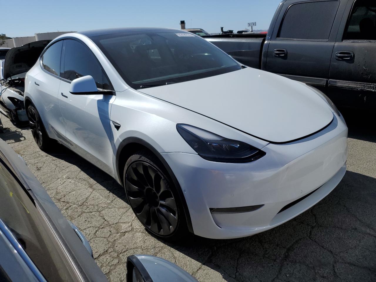 2022 Tesla Model Y vin: 7SAYGDEF0NF493323