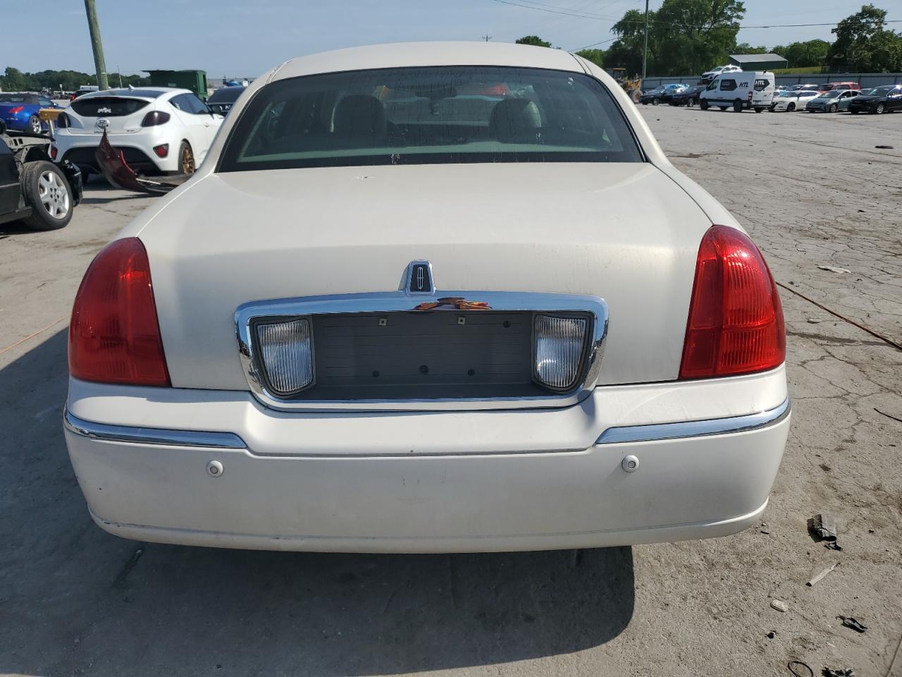 1LNHM82W13Y602401 2003 Lincoln Town Car Signature