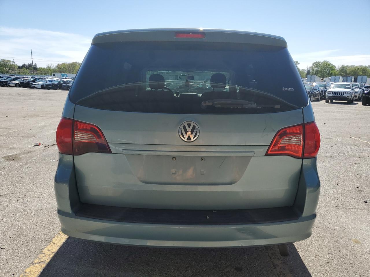 2V8HW441X9R550003 2009 Volkswagen Routan S