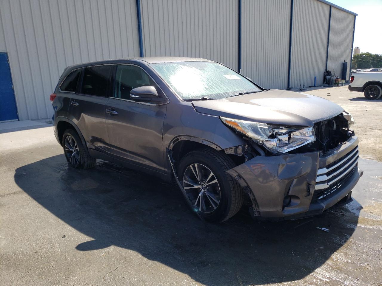 5TDZZRFH3JS237756 2018 Toyota Highlander Le