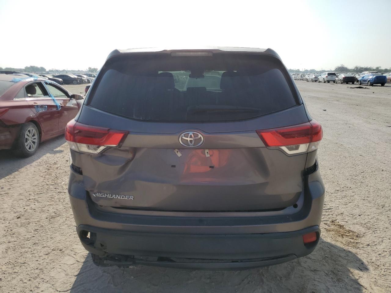 5TDZARFH9KS054984 2019 Toyota Highlander Le