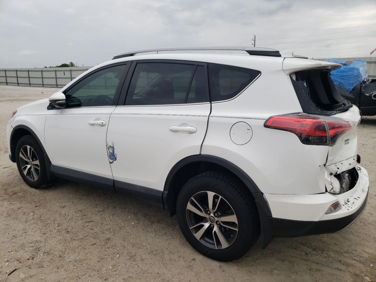 2T3RFREV5HW616301 2017 Toyota Rav4 Xle