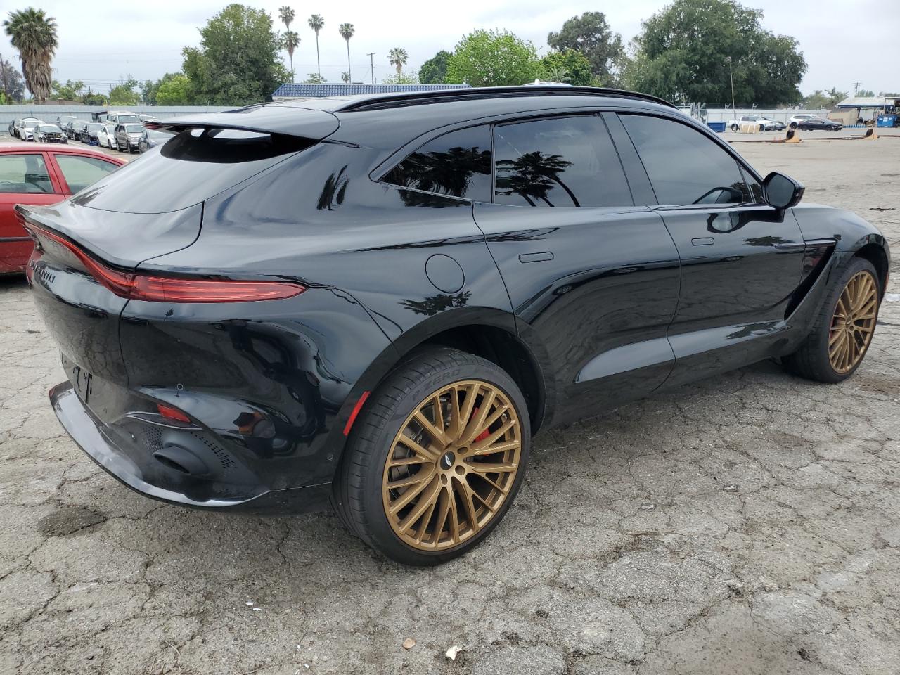 ASTON MARTIN DBX