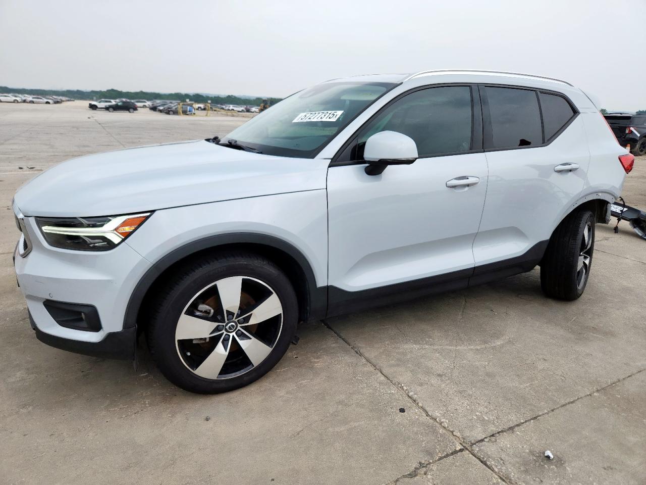 VOLVO XC40 T5 MOMENTUM