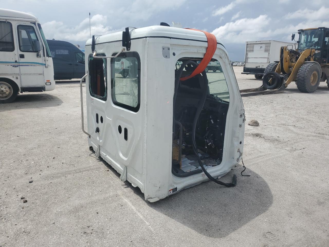 Lot #3183590484 2023 FREIGHTLINER CASCADIA 1