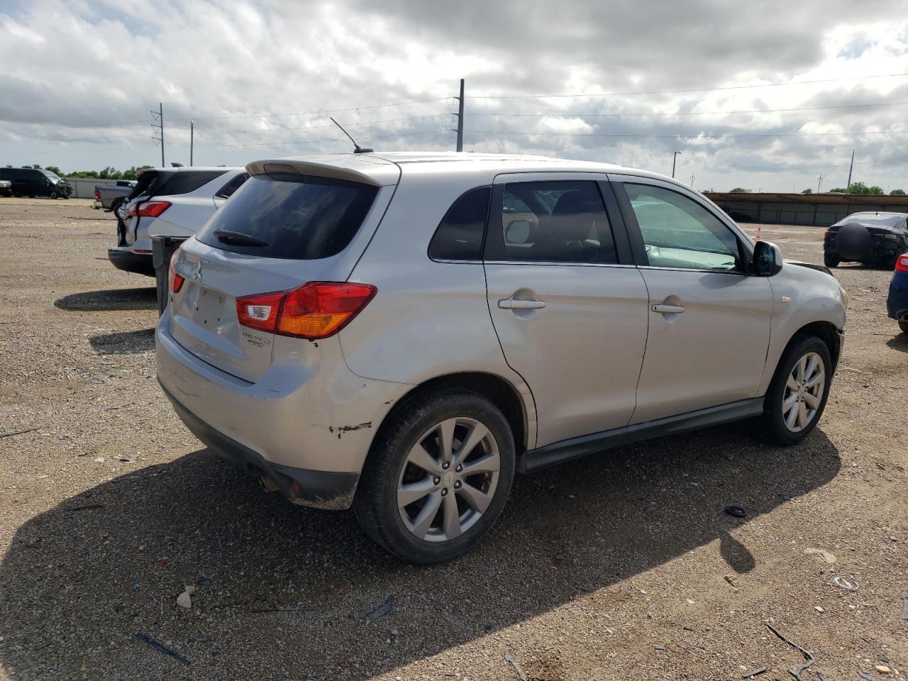 MITSUBISHI OUTLANDER SE