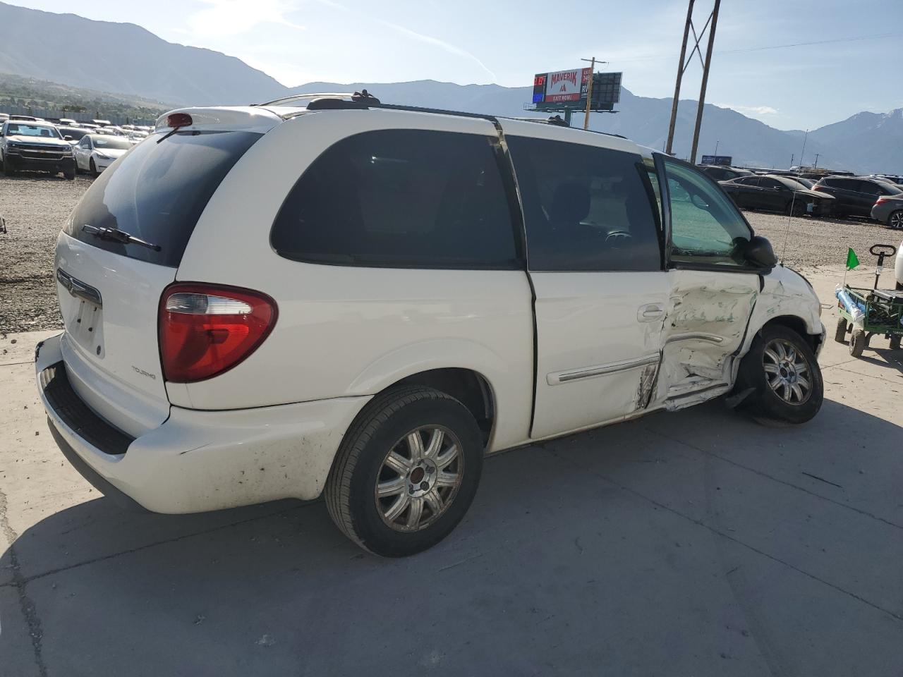 Lot #3302598759 2005 CHRYSLER TOWN & COU