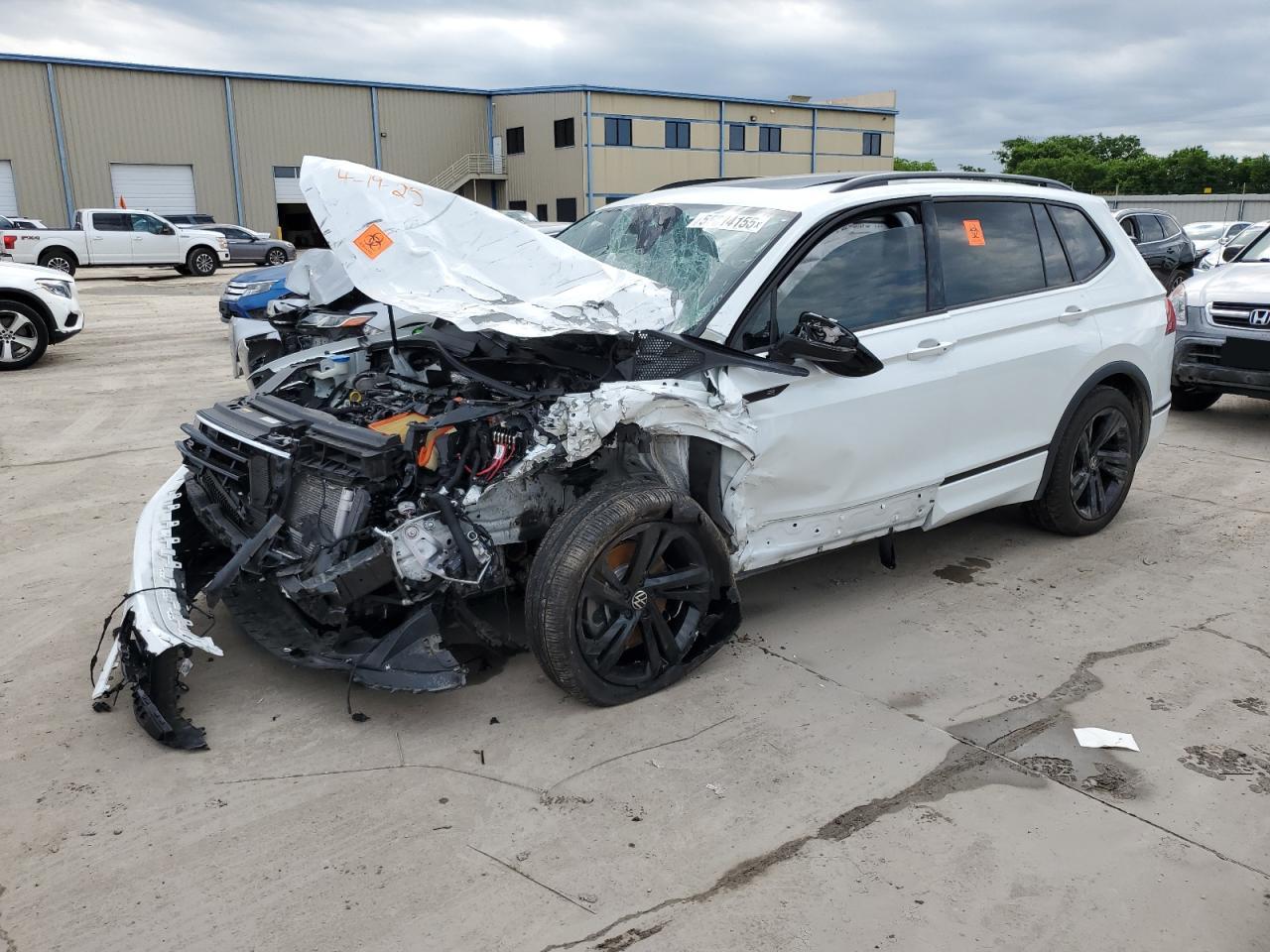 VOLKSWAGEN TIGUAN SE R-LINE BLACK