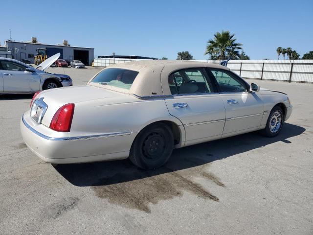 LINCOLN TOWN CAR C 2001 beige  gas 1LNHM83WX1Y713122 photo #4