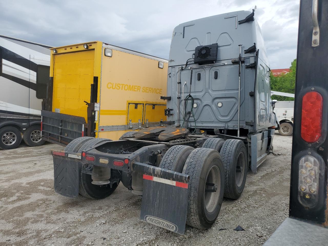Lot #3281713887 2021 FREIGHTLINER CASCADIA 1