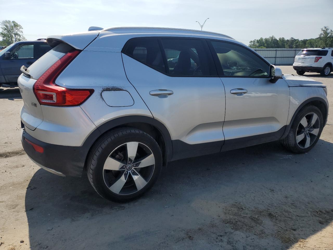 VOLVO XC40 T5 MOMENTUM