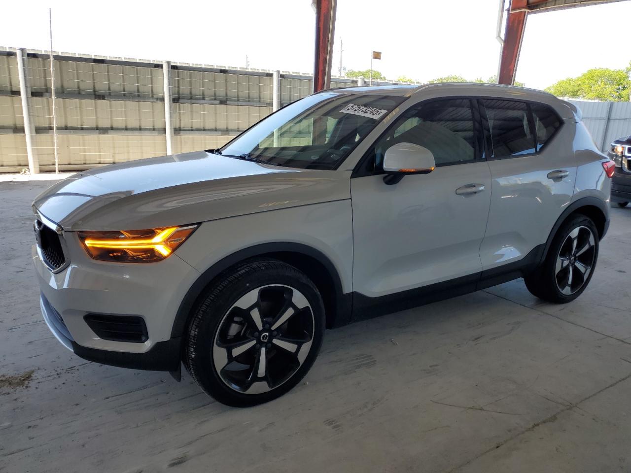 VOLVO XC40 T5 MOMENTUM