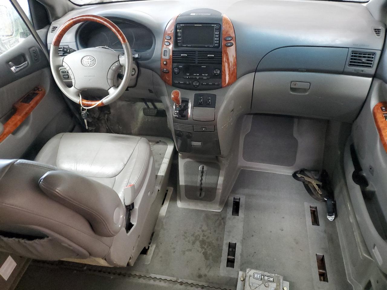 TOYOTA SIENNA XLE