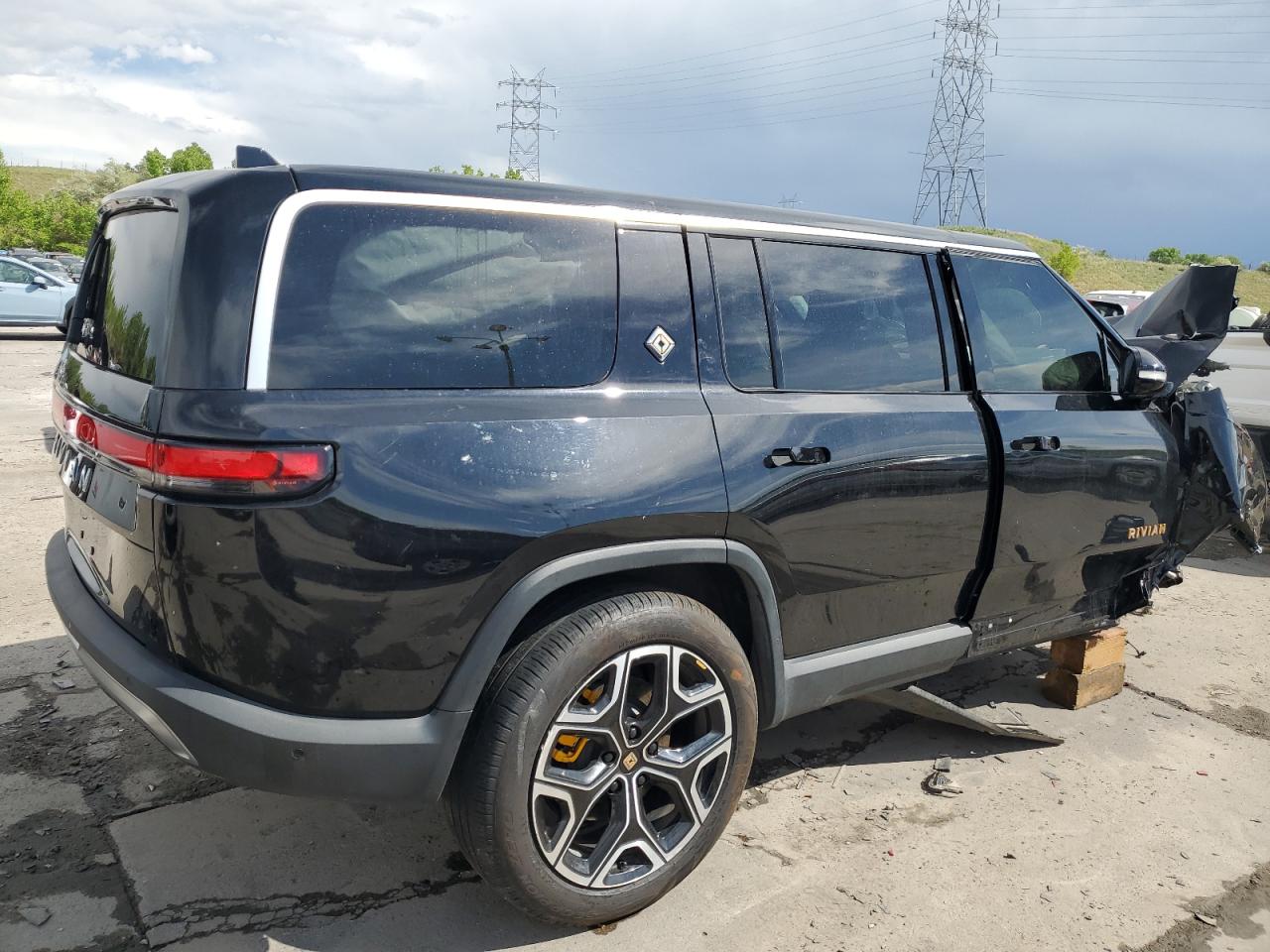 RIVIAN R1S ADVENTURE