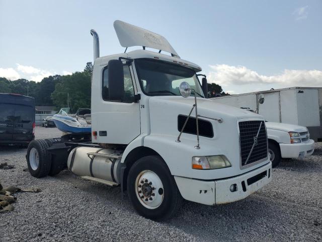 VOLVO VN VNM 2005 white tractor diesel 4V4M19GFX5N399074 photo #1