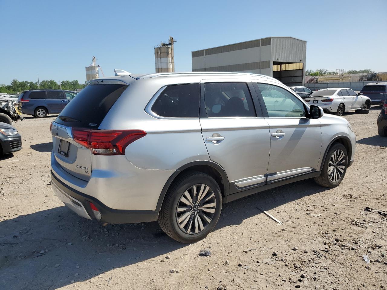 MITSUBISHI OUTLANDER SE