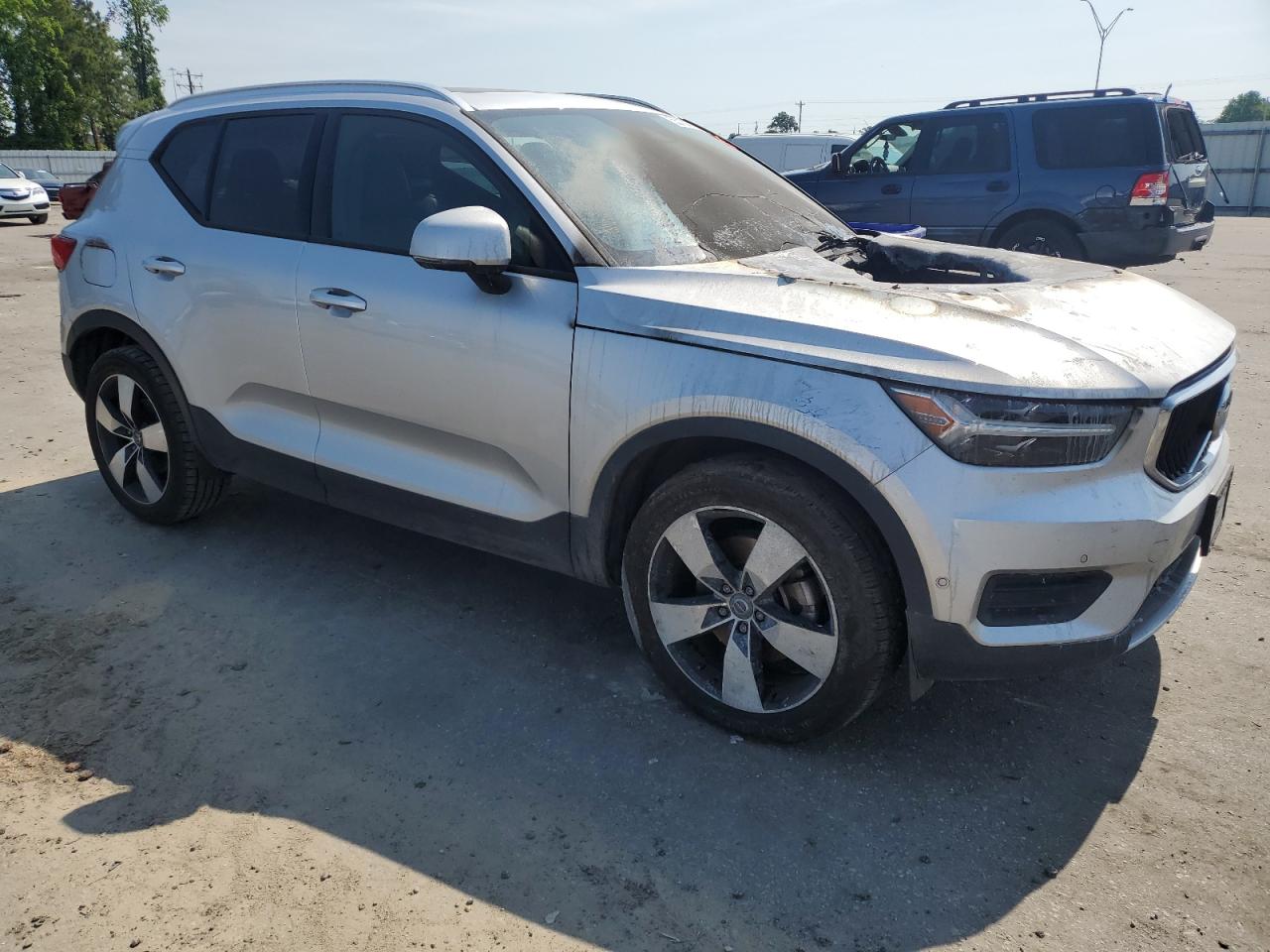VOLVO XC40 T5 MOMENTUM