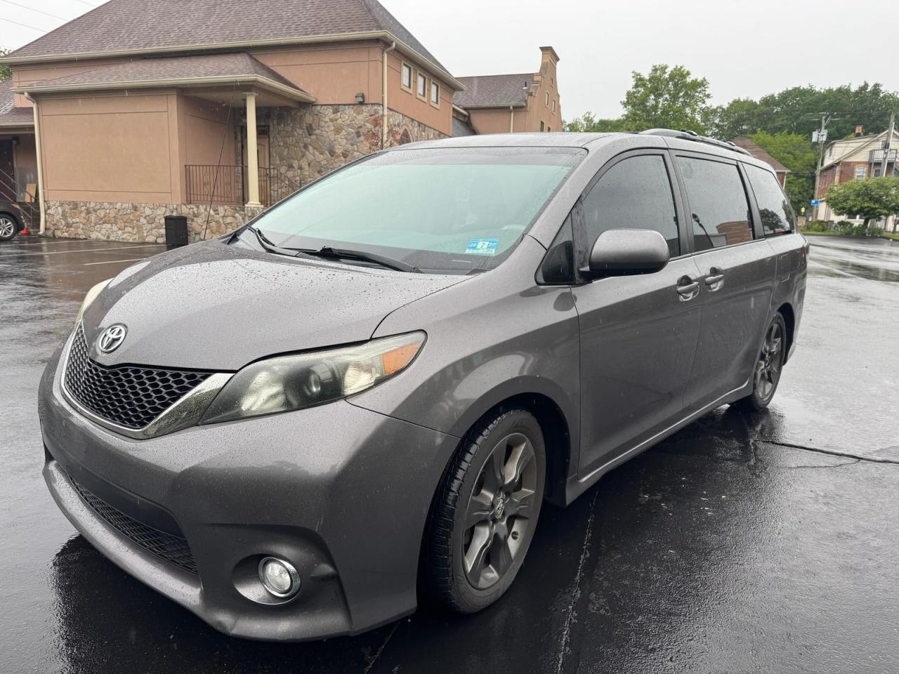 TOYOTA SIENNA SPORT