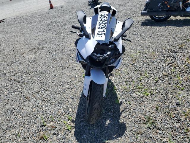 YAMAHA YZFR6 2018 white  gas JYARJ28E7JA003081 photo #3