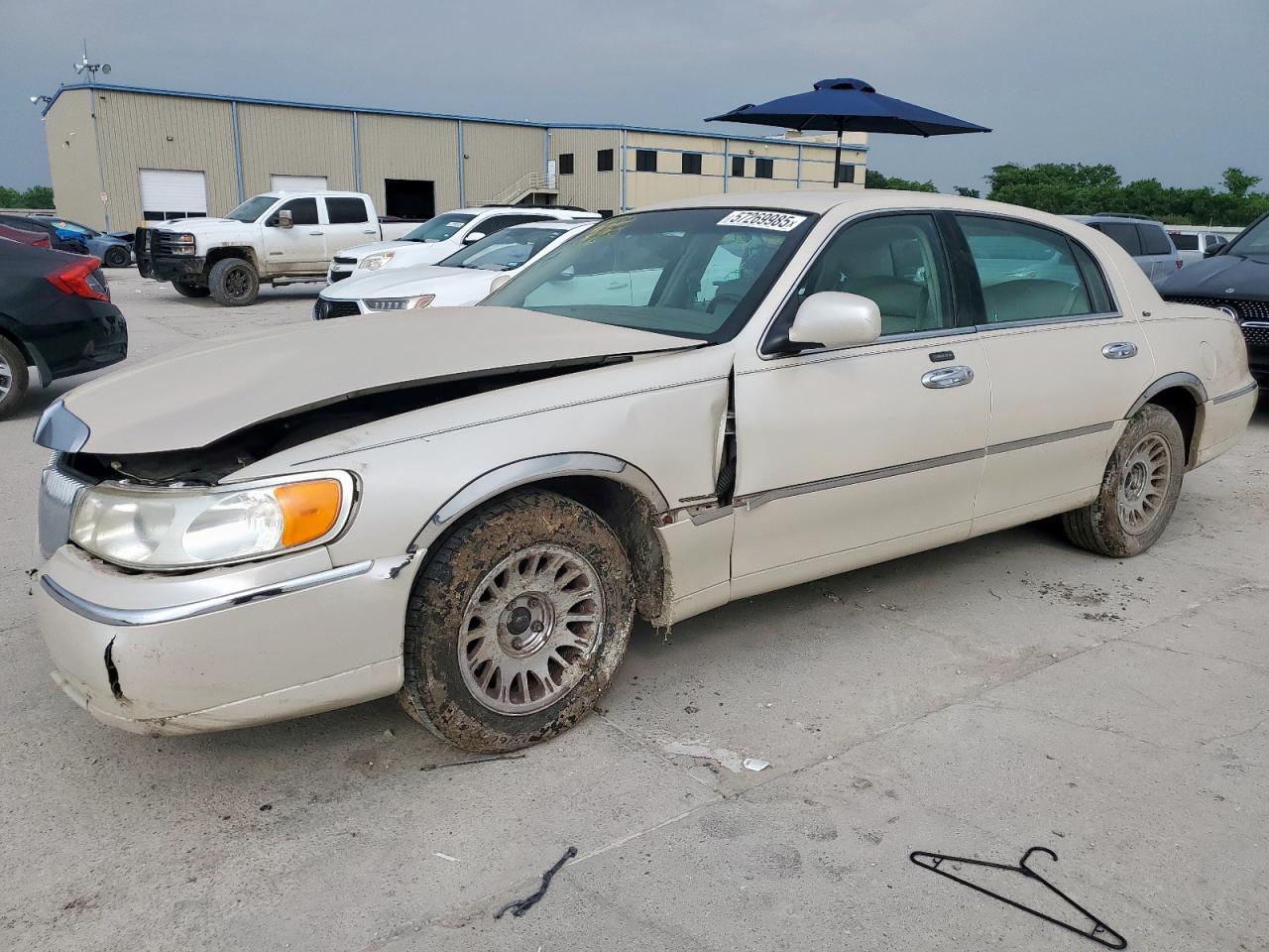  Salvage Lincoln Towncar