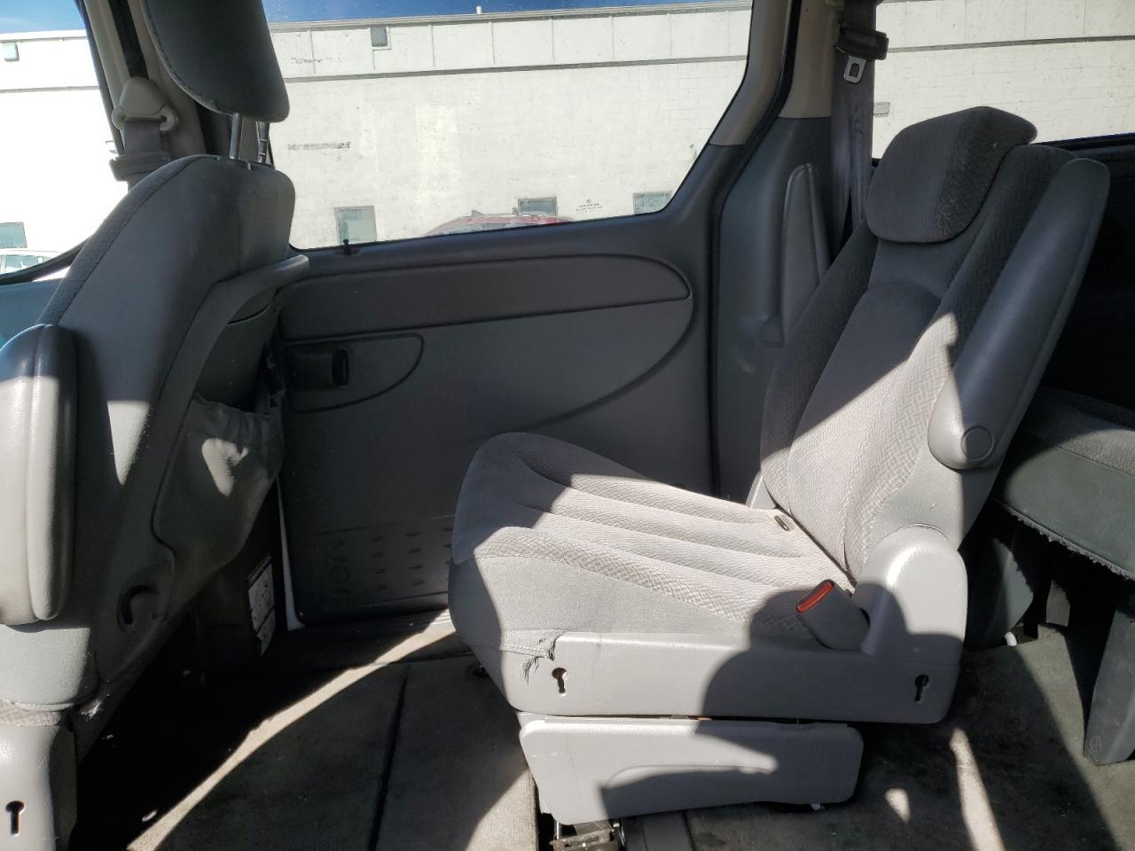 Lot #3302598759 2005 CHRYSLER TOWN & COU