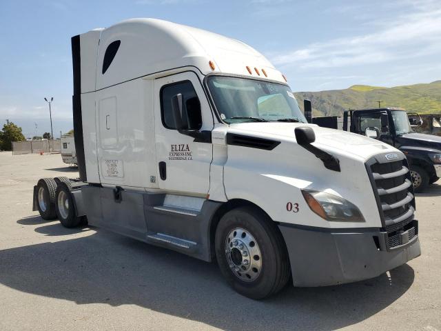 FREIGHTLINER CASCADIA 1 2018 white  diesel 3AKJHHDR8JSKB5736 photo #1