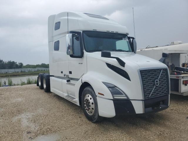VOLVO VNL 2020 white  diesel 4V4NC9TH2LN255683 photo #1