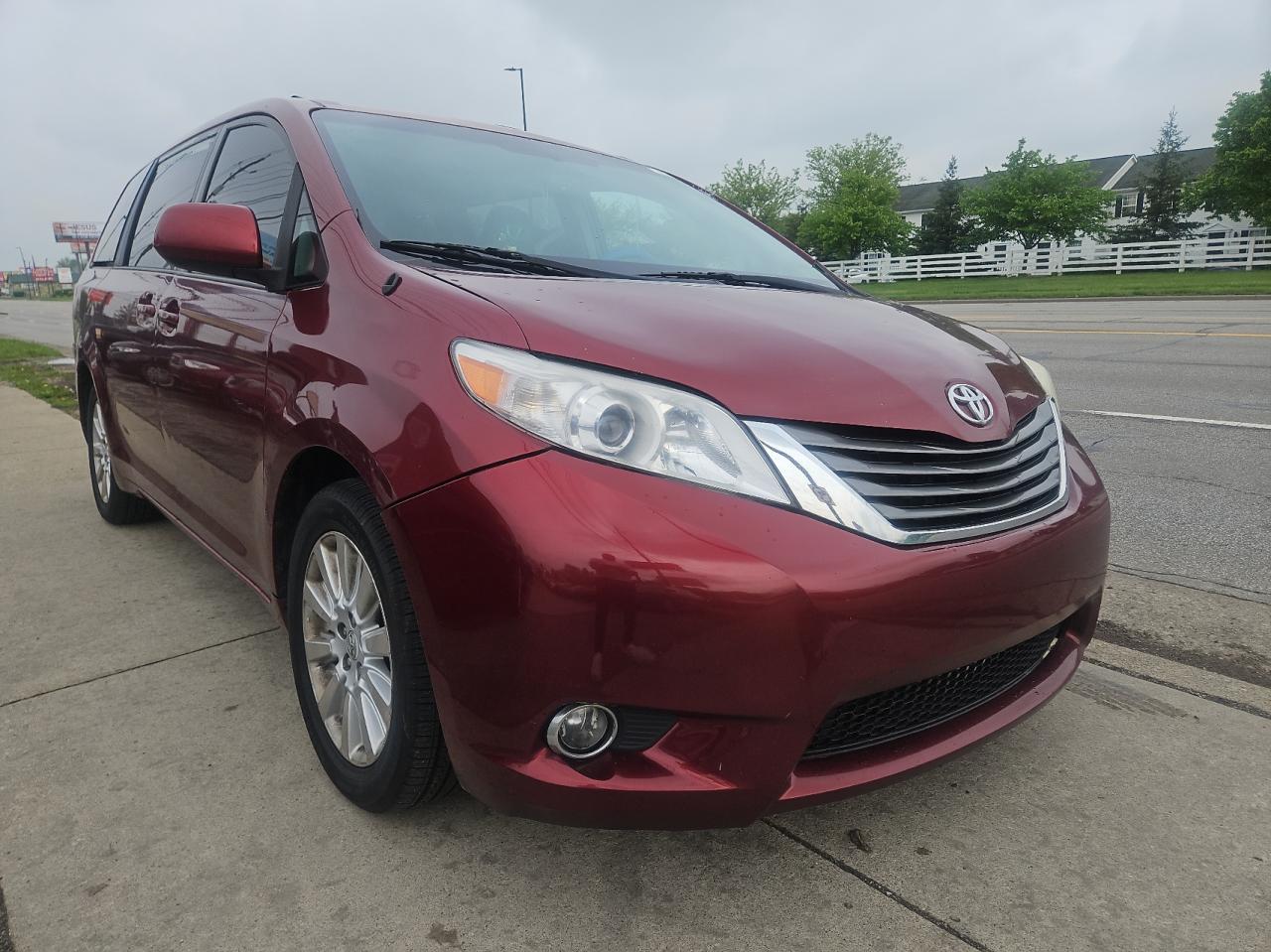 TOYOTA SIENNA XLE