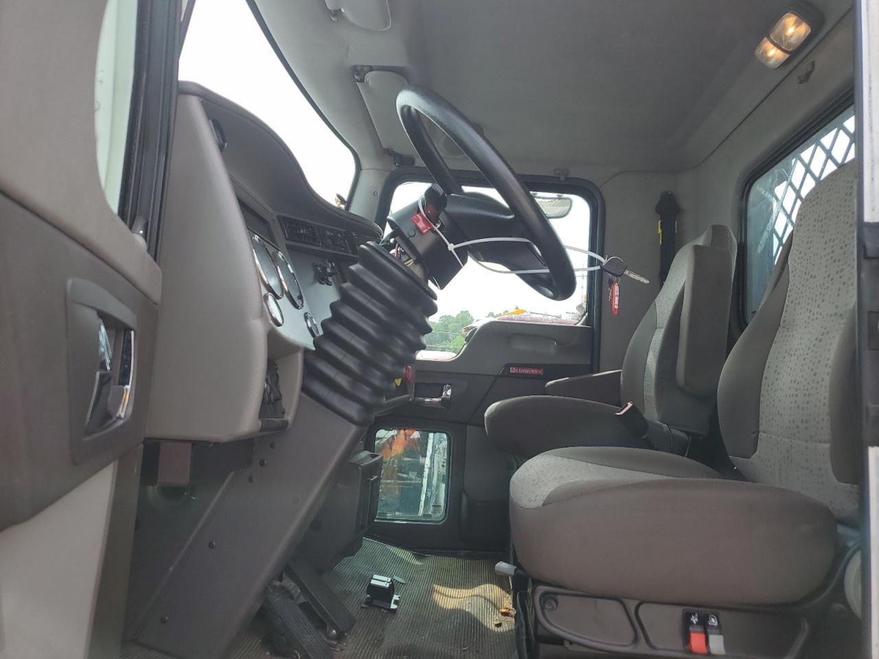 Lot #3303635927 2019 KENWORTH CONSTRUCTI