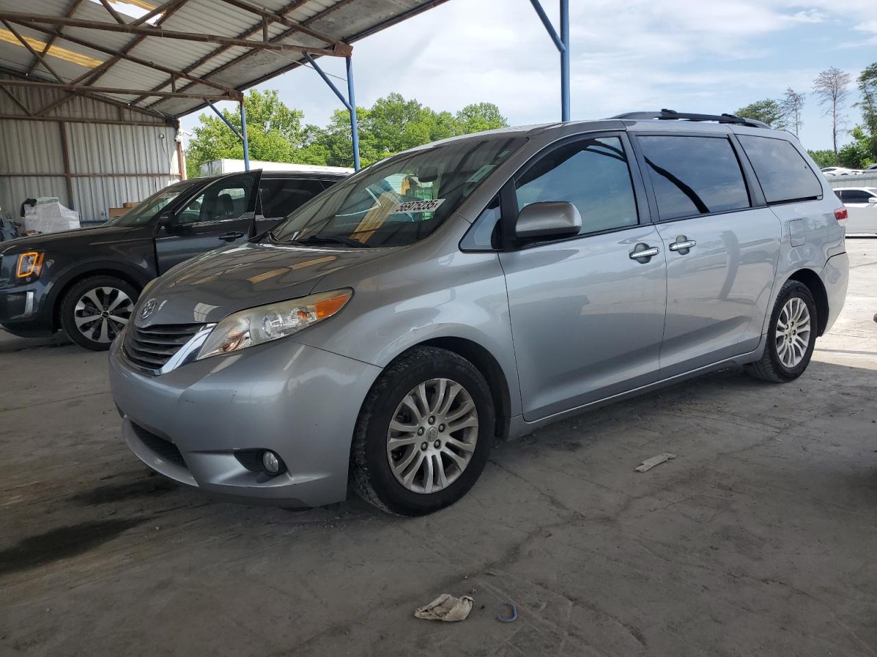 TOYOTA SIENNA XLE