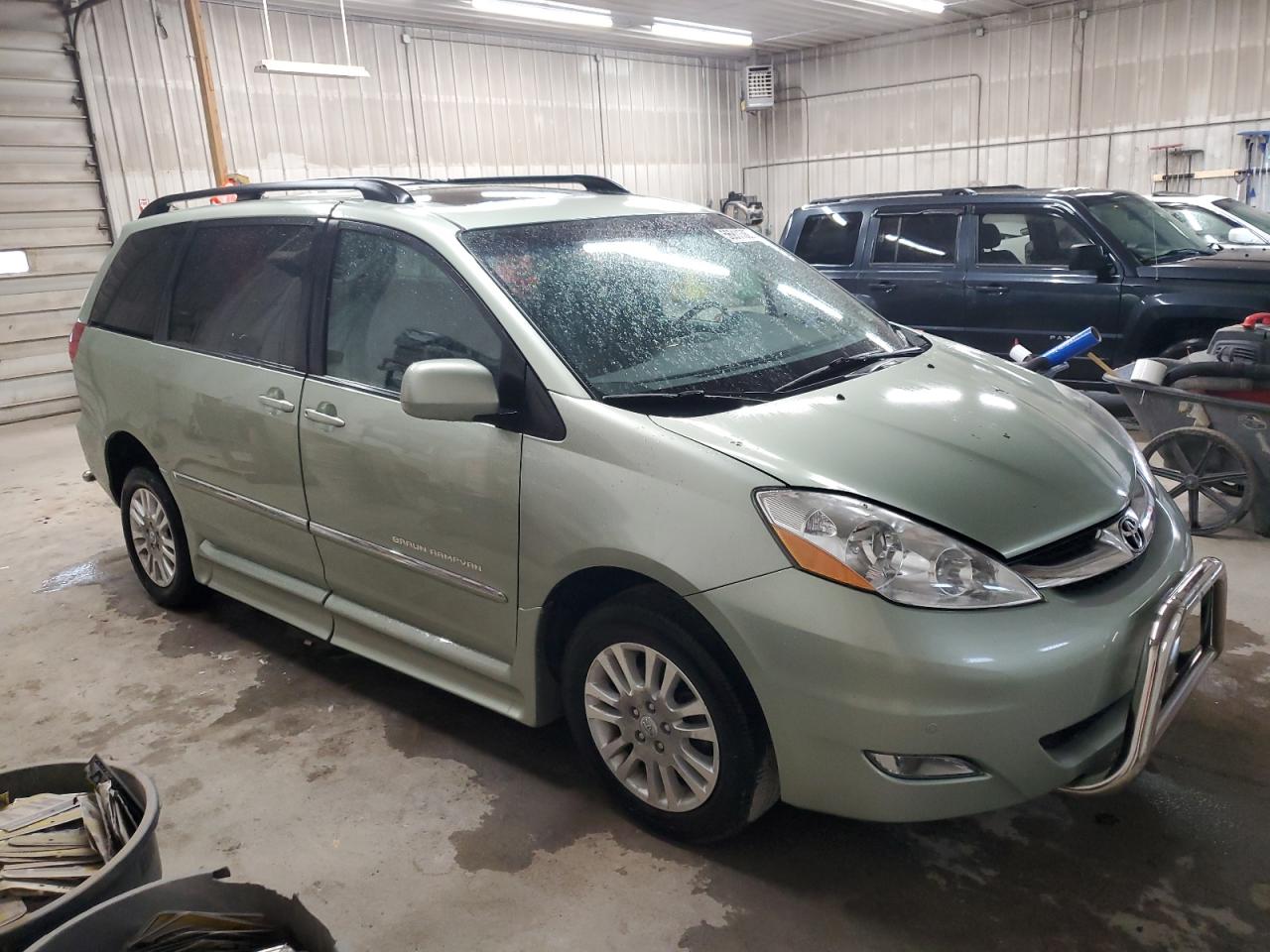 TOYOTA SIENNA XLE
