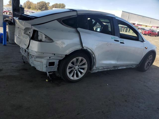 TESLA MODEL X 2018 white  electric 5YJXCAE22JF109049 photo #4