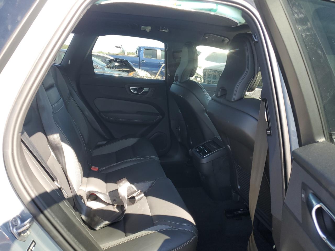 VOLVO XC60 B5 R-DESIGN