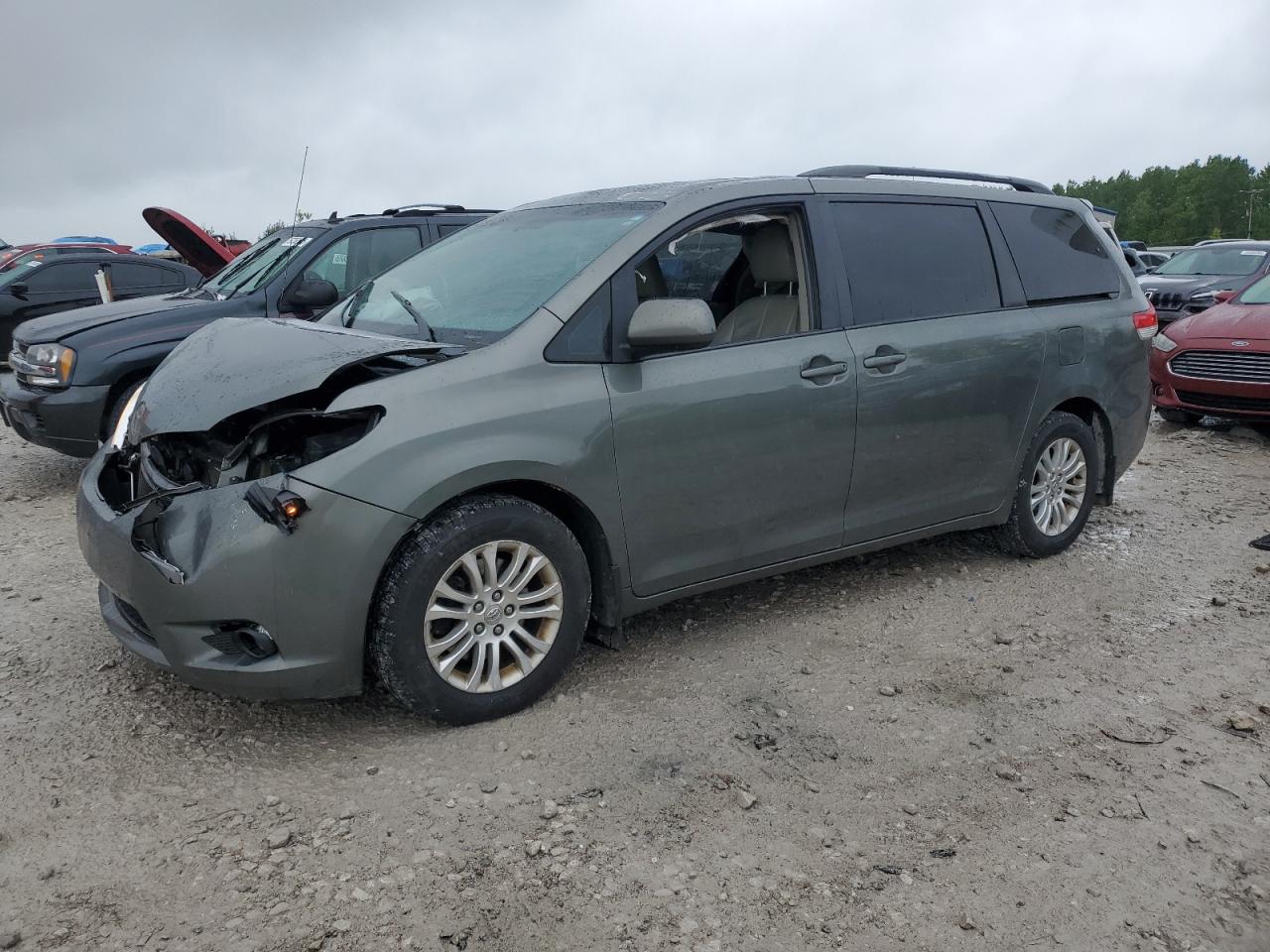 TOYOTA SIENNA XLE