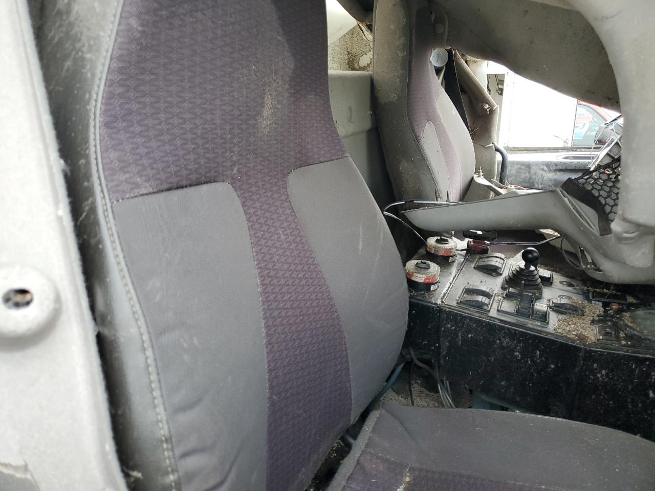 Lot #3229663256 2017 INTERNATIONAL 4000 4400