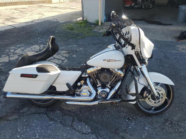 HARLEY-DAVIDSON FLHX STREE 2016 white  gas 1HD1KBM18GB603787 photo #1