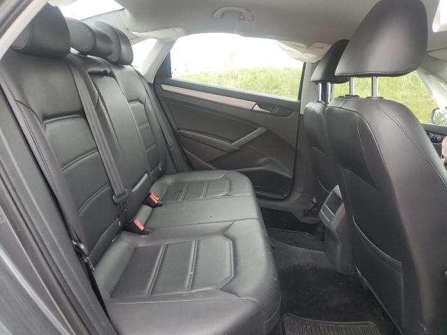 2015 VOLKSWAGEN PASSAT S - 1VWAT7A30FC117692