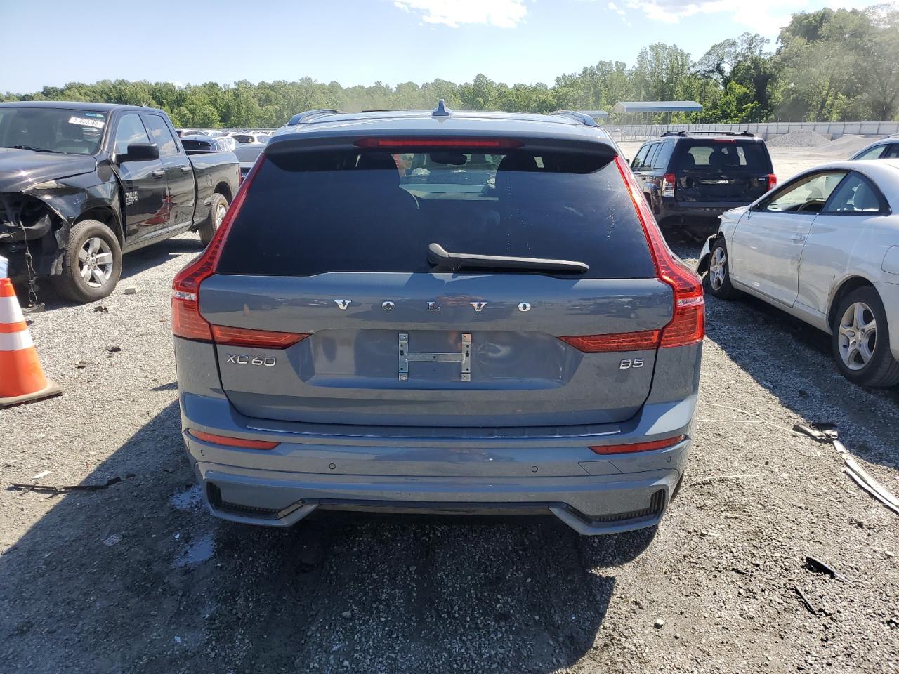 VOLVO XC60 B5 R-DESIGN