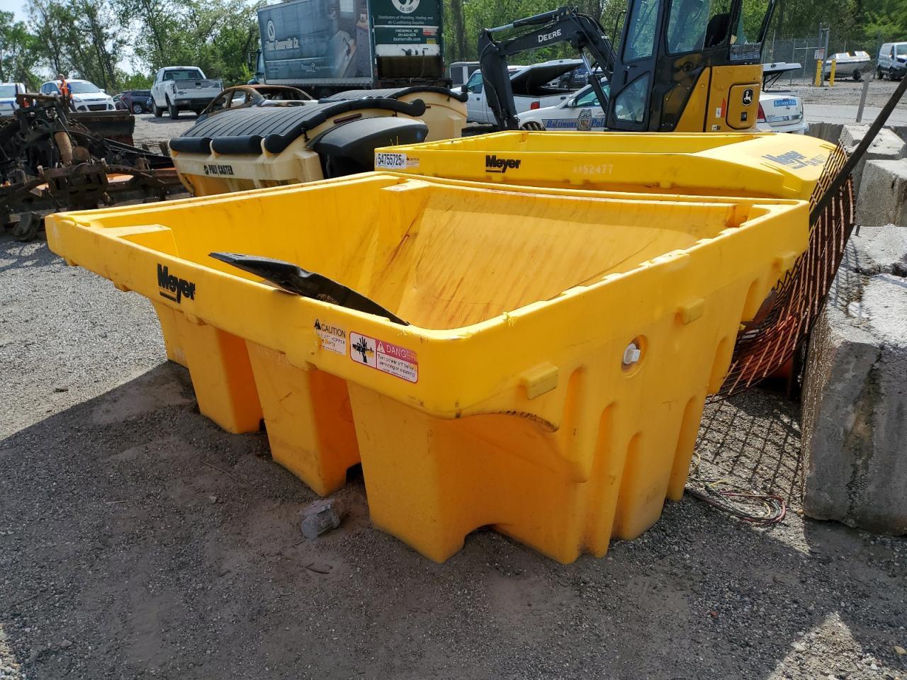 Lot #3178303326 2000 SALT SPREADER