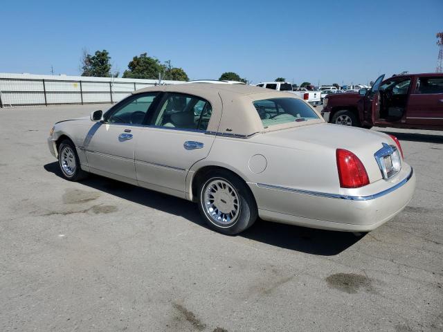 LINCOLN TOWN CAR C 2001 beige  gas 1LNHM83WX1Y713122 photo #3