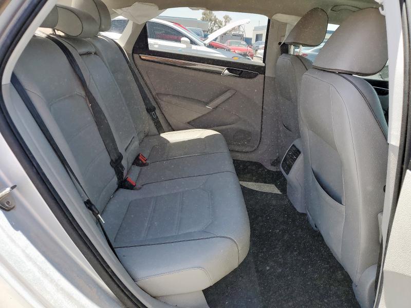 2018 VOLKSWAGEN PASSAT SE - 1VWBA7A30JC044102