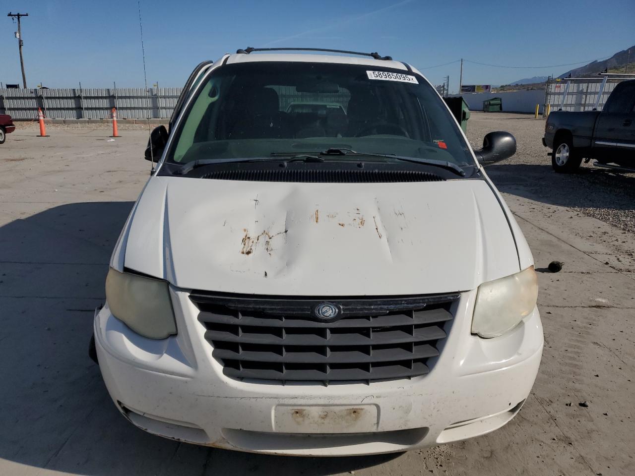 Lot #3302598759 2005 CHRYSLER TOWN & COU