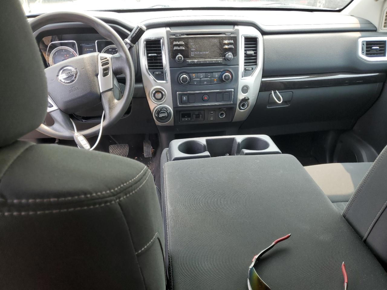 1N6BA1C32HN557599 NISSAN TITAN 2017