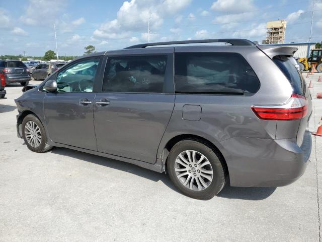 5TDYZ3DC3JS933565 2018 TOYOTA SIENNA, photo no. 2