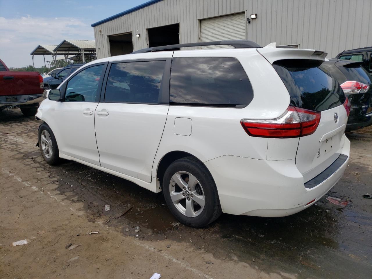 2018 Toyota Sienna Le vin: 5TDKZ3DC3JS905612