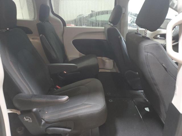 2017 Chrysler Pacifica - Image 11
