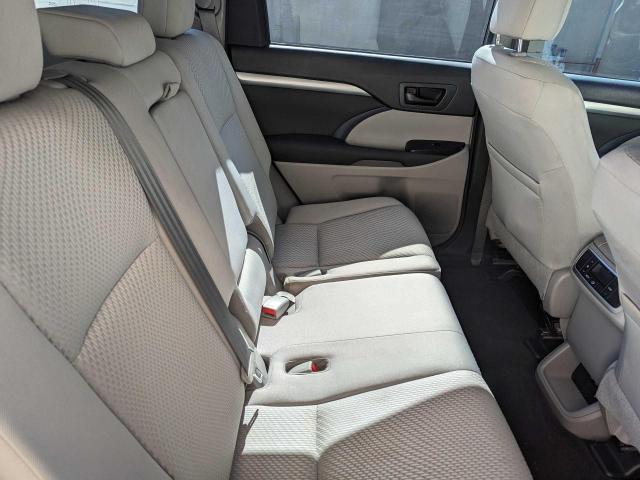 5TDZARFH8JS037947 Toyota Highlander Le
